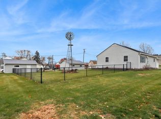 906 4th St, Victor, IA 52347