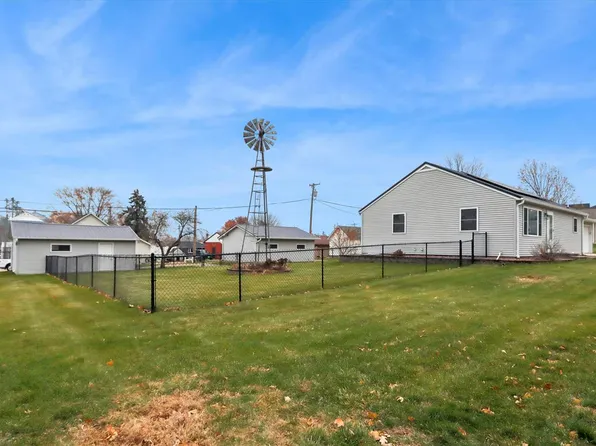 906 4th St, Victor, IA 52347