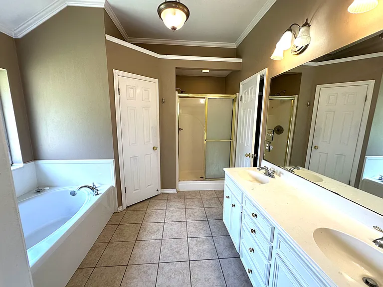 1621 Williamsburg Dr — Photo 8