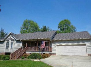 3450 Lamplight Dr, Randleman, NC 27317