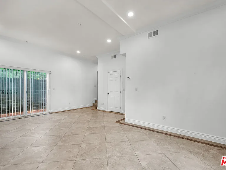 7338 Balboa Blvd #6 — Photo 8