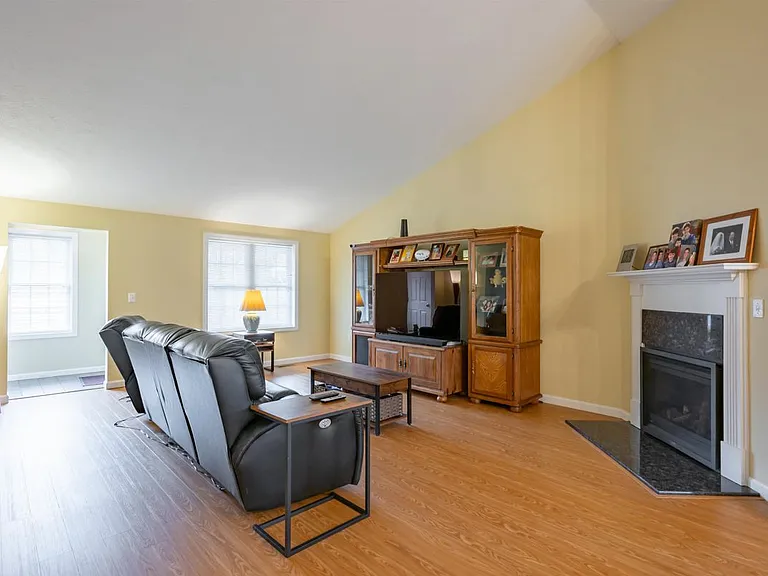 4 Myopia Ln — Photo 6