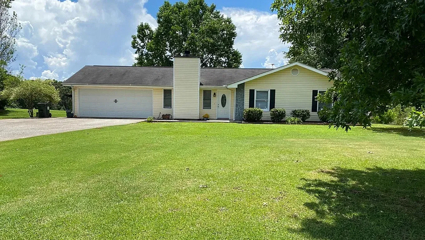 3 bed, 1380 sqft, $2,200 — Photo 1