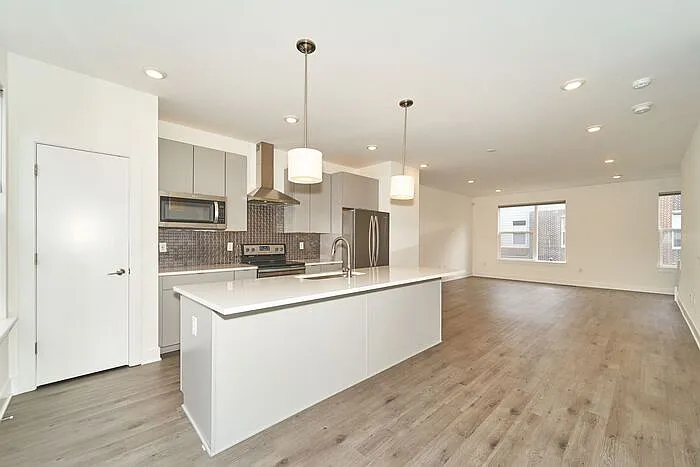727 Perth Ln — Photo 9
