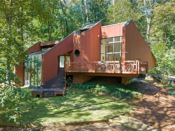 253 Lakeshore Dr, Berkeley Lake, GA 30096