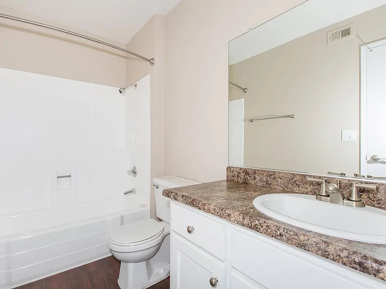 Carlyle Square Apartment Homes — Photo 39