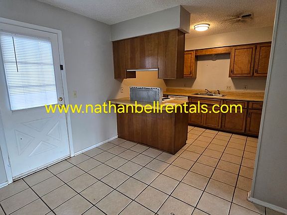 3rd image of 1452 26th St NE