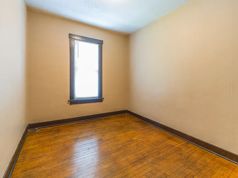 319 E Washington St — Photo 6