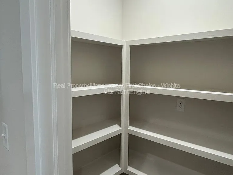 138 N Gowen St — Photo 29