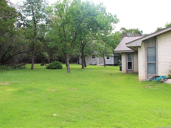 3rd image of 125 Secluded Oaks Ln