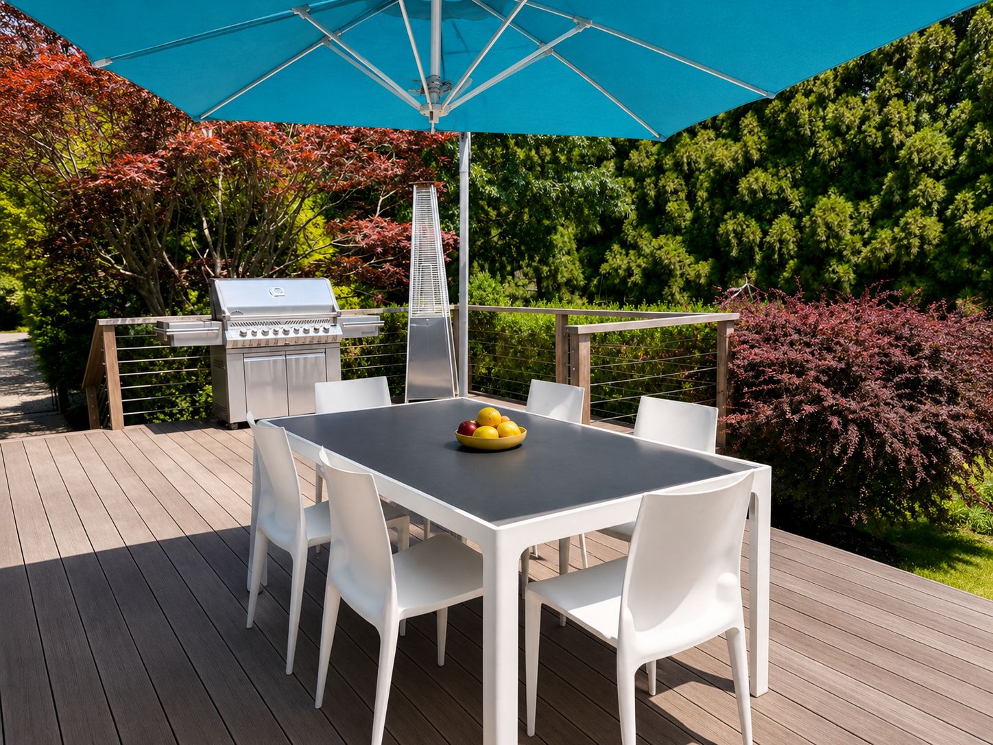  Outdoor dining on deck