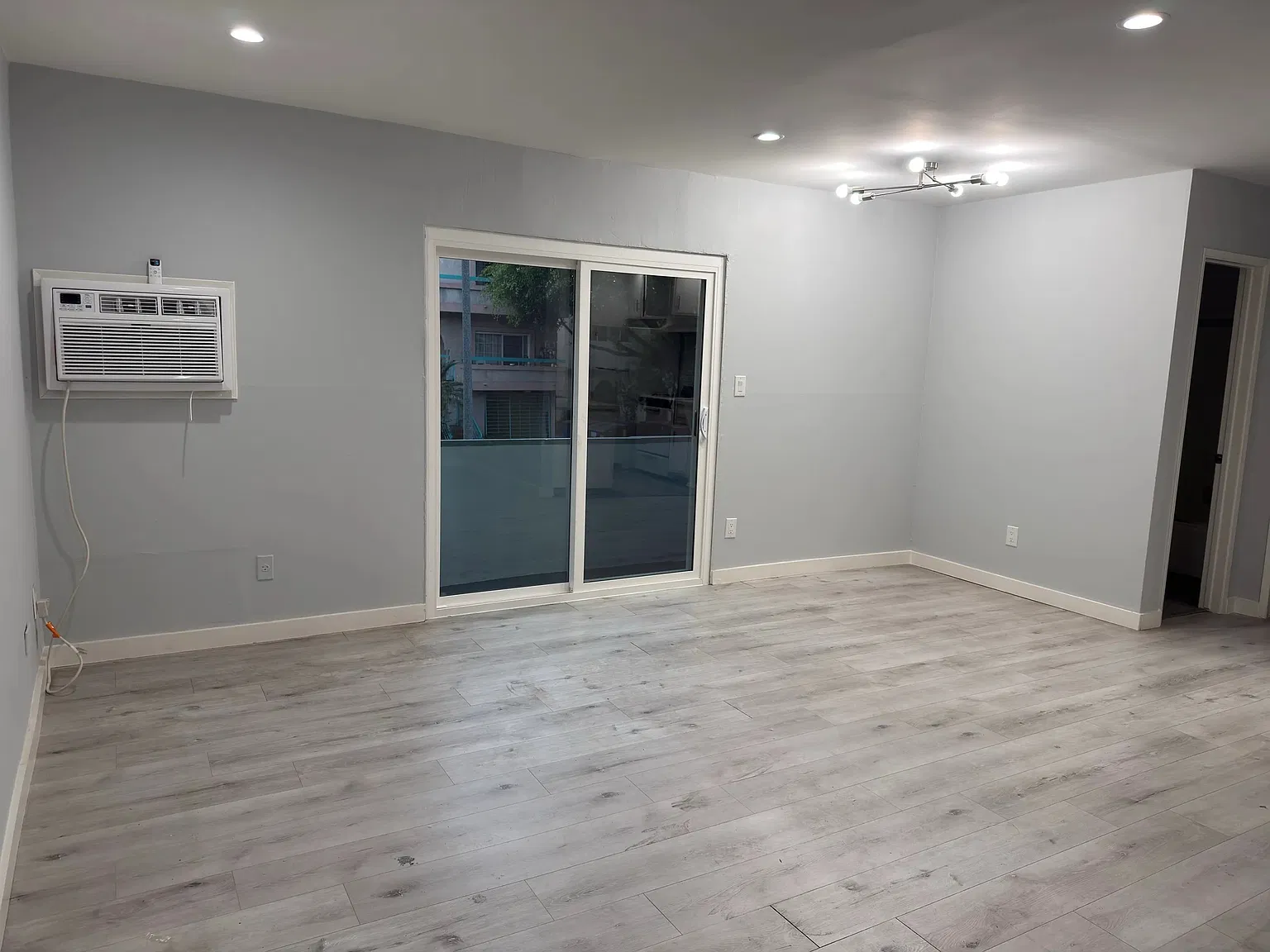 2 bed, 950 sqft, $2,595 — Photo 2