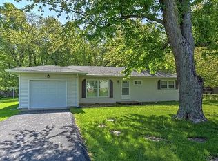 590 Lawrence Dr, Mount Zion, IL