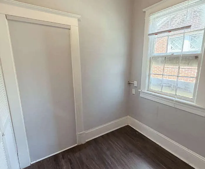 1025 Hillyer Ave — Photo 2