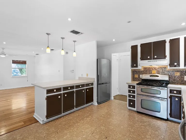 1211 Delano St — Photo 9