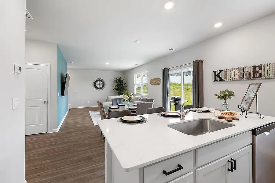 4 bed, 2.5 bath, 2280 sqft, $3,850 — Photo 3