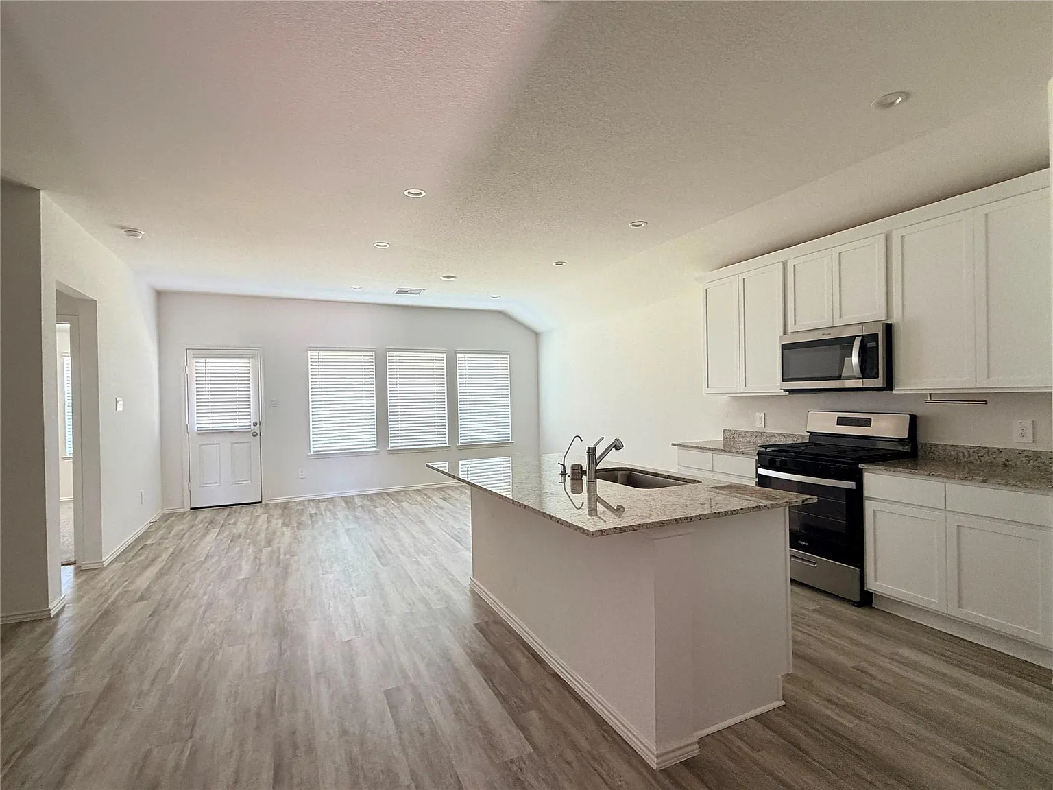 4 bed, 2.0 bath, 1638 sqft, $2,200 — Photo 1