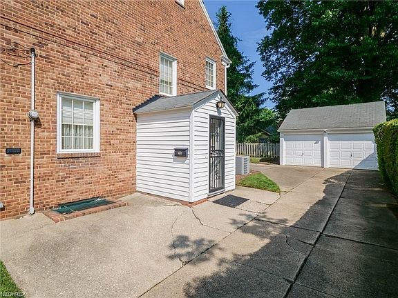 4th image of 21598 Kenwood Ave
