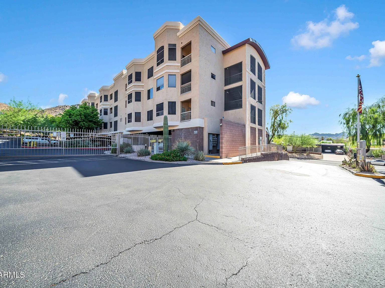 2 bed, 1.0 bath, 1071 sqft, $1,800 — Photo 1