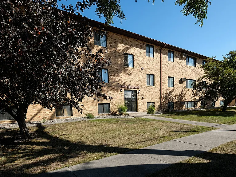 Fargo, ND Monticello Apartments | Exterior