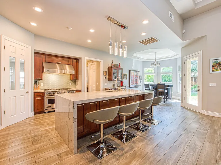 10234 N Rowell Ave — Photo 12