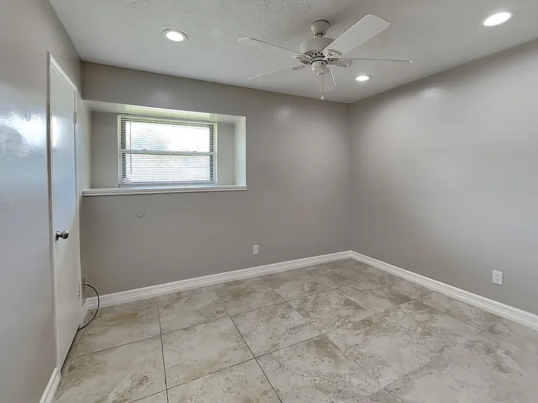 Spacious room with neutral ton