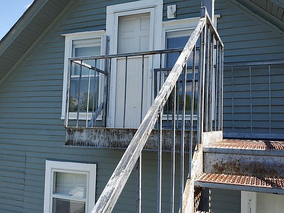 2nd image of 216 NE Douglas St #3