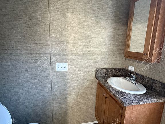 5th image of 4 Thornwood Ln