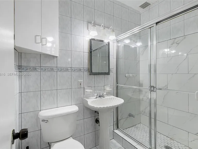 2445 Lake Pancoast Dr #J — Photo 2