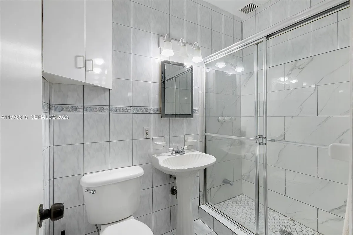 Building Photo - 2445 Lake Pancoast Dr #J
