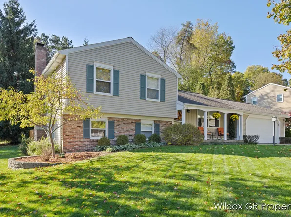 6532 Scarborough Dr SE, Ada, MI 49301
