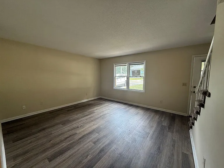 403 Lennon Dr — Photo 3