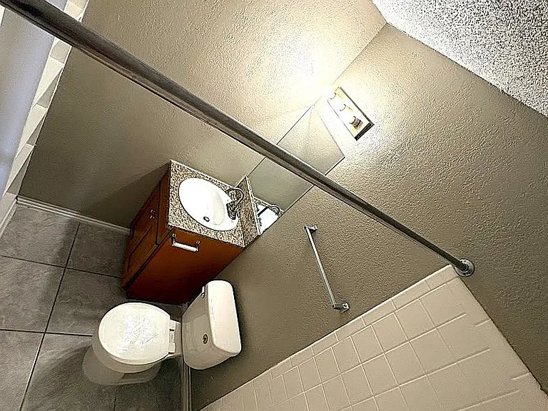 Western Oaks Apartments — Photo 12