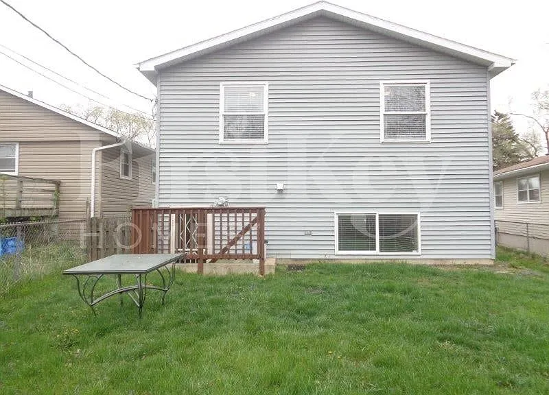 4 bed, 2.0 bath, 1728 sqft, $2,660 — Photo 2