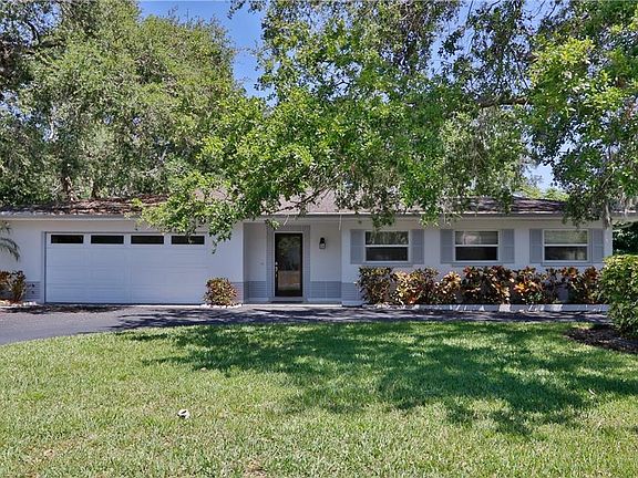 3rd image of 1525 Oakadia Dr E