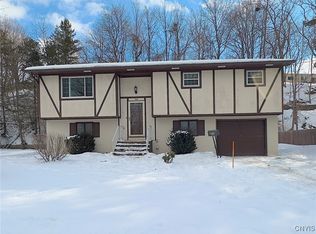 8 Parkview Dr, Utica, NY 13501