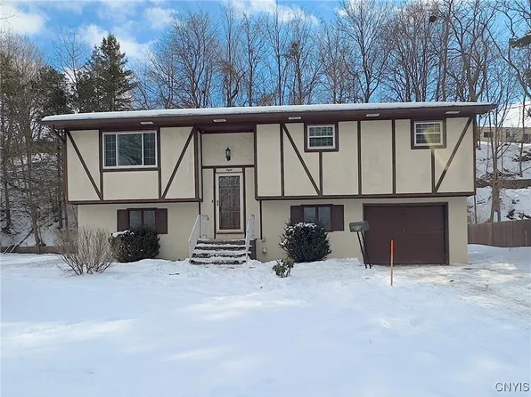 8 Parkview Dr, Utica, NY 13501