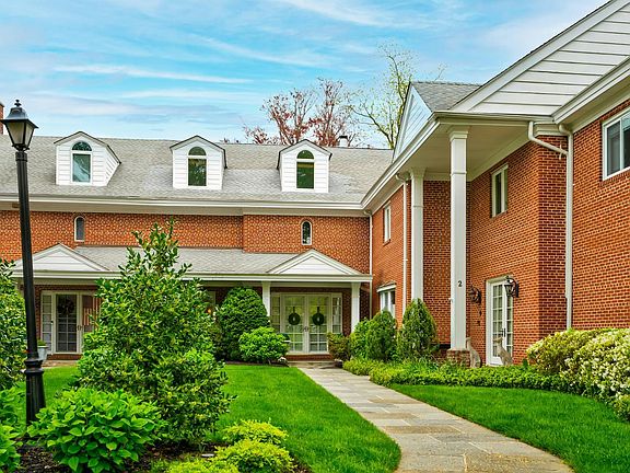 2nd image of 4 Long Meadow Ln