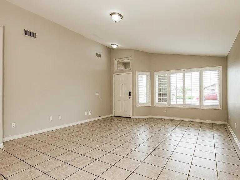 8645 W Paradise Dr — Photo 2