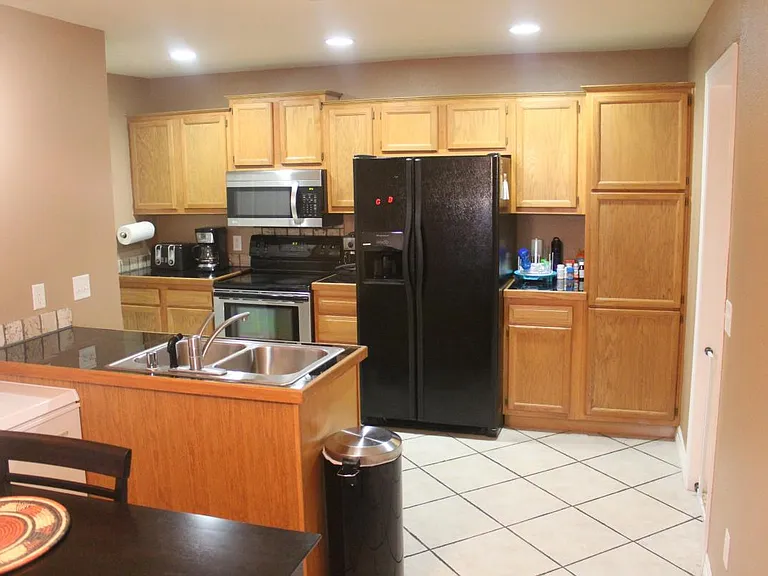 4702 SW Golden Eagle Ave — Photo 12