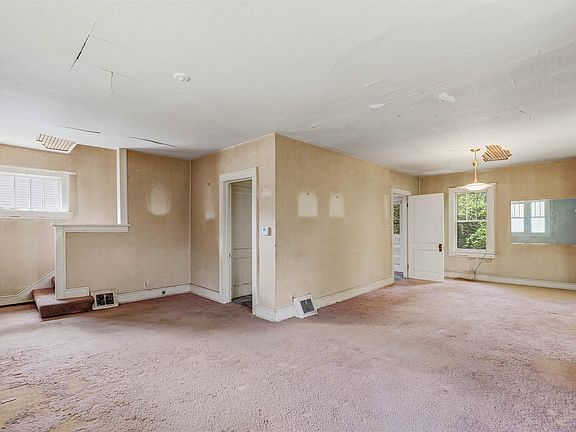 5th image of 910 S Spring St