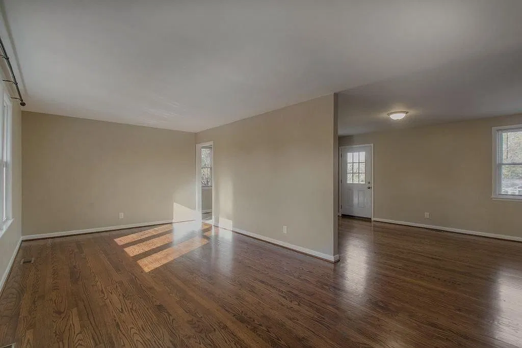 3 bed, 2.0 bath, 1325 sqft, $2,500 — Photo 2