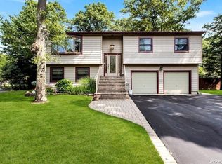 15 Jamaica Ave, Holtsville, NY 11742
