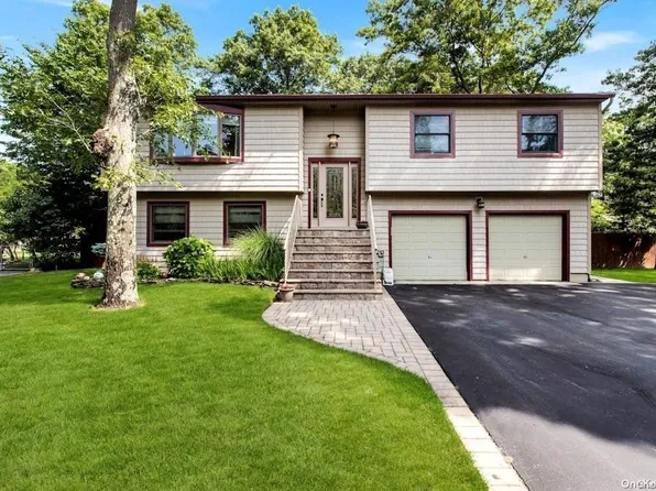 15 Jamaica Avenue, Holtsville, NY 11742