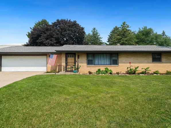 712 Bluecrest Dr, Rockford, IL 61107
