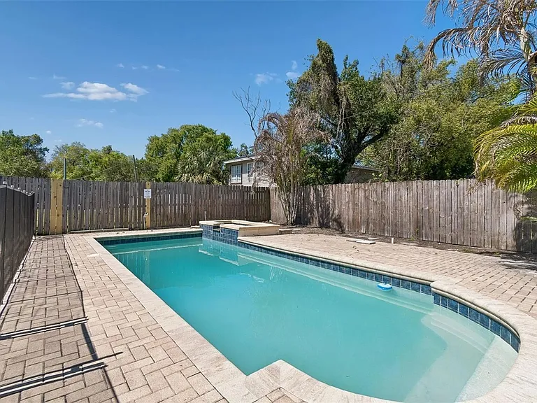 310 E Paris St — Photo 22