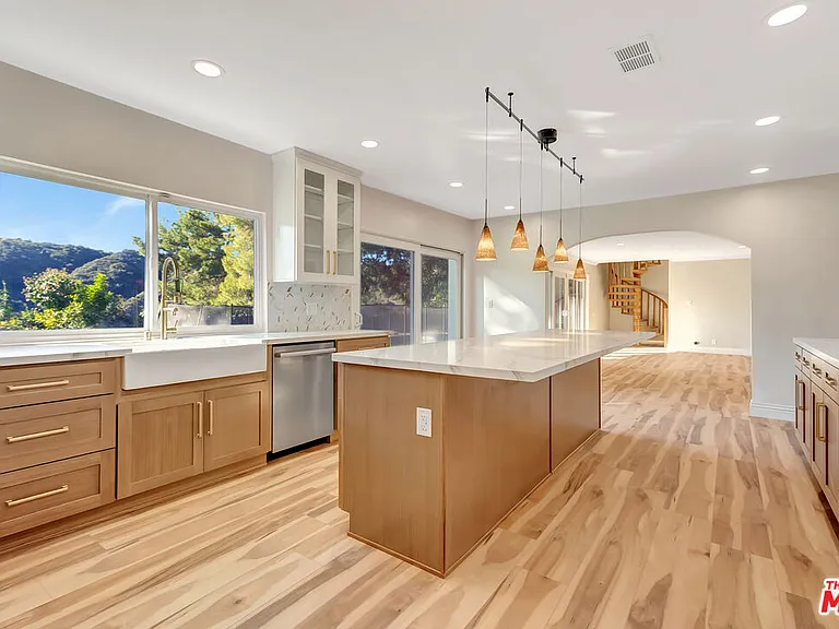 16608 Park Lane Cir — Photo 4