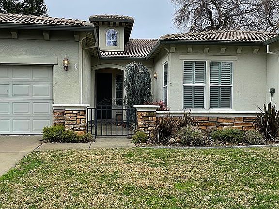 Front w/courtyard 