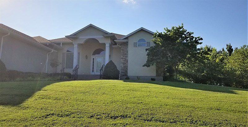 1st image of 107 Country Club Dr