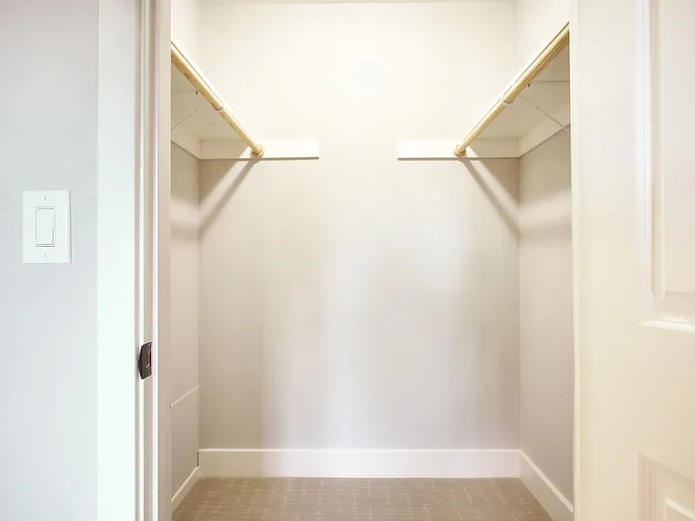 DP 6 closet (1)